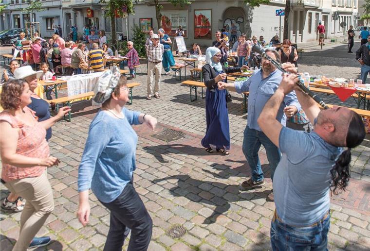 In Lehe picknickt man mitten auf der Straße Picknick auf der Straße