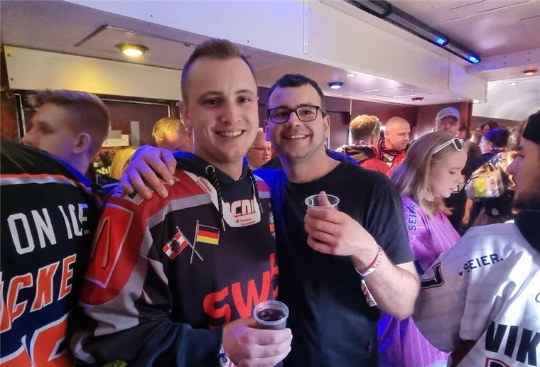Schon im Zug herrschte Party, aber auch bei der Ankunft am Bahnhof ließen es die Fans krachen.