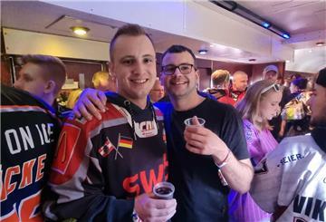 Schon im Zug herrschte Party, aber auch bei der Ankunft am Bahnhof ließen es die Fans krachen.