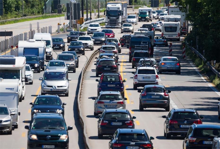 Der Verkehr auf der Autobahn A1 bei Bremen stockt
