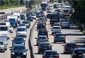 Der Verkehr auf der Autobahn A1 bei Bremen stockt