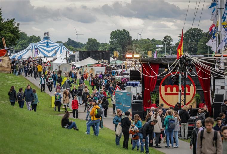 Festivalbesucher gehen am Eröffnungsabend der Breminale am Osterdeich in Bremen über das Veranstaltungsgelände. 