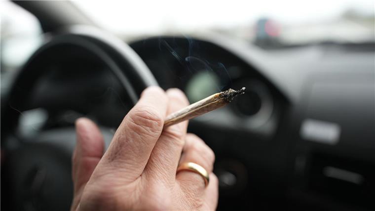 Schon in geringem Maß kann der Mischkonsum von Cannabis und Alkohol zu Einschränkungen der Fahrtüchtigkeit führen, sagen Experten.
