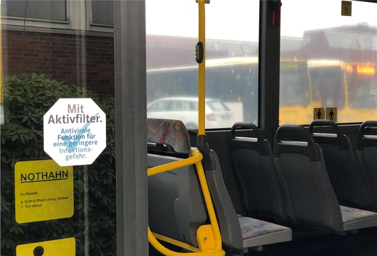 Bremerhaven Bus: Luftfilter gegen Corona Schon jetzt sind einige Busse im Einsatz, die mit den neuen Filtersystemen ausgestattet sind – Aufkleber an den Türen weisen darauf hin.