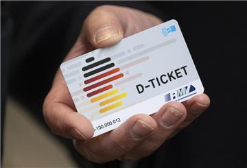 Ein «D-Ticket» im Chipkartenformat wird anlässlich des Verkaufsstarts des Deutschlandtickets im Frankfurter Hauptbahnhof auf einem Pressetermin gezeigt