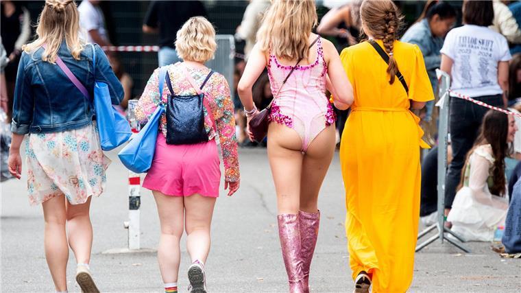 Schon Stunden vor der Show pilgerten die „Swifties“ zum Volksparkstadion.