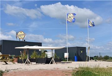 Schon vom Weiten lässt sich die Kite-Surf-Schule "Kitebrothers", direkt neben der Nordsee-Lagune, erkennen.