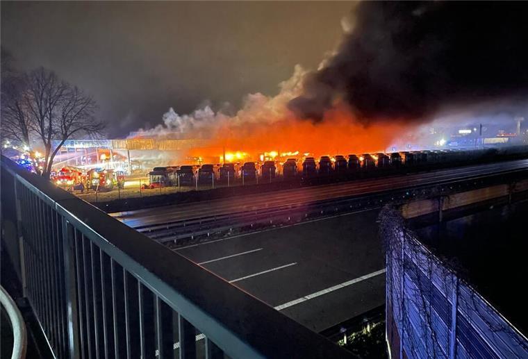 Schon von weitem war der Feuerschein bei Alga in der Nacht zum Sonntag zu sehen. Es entstand ein Millionenschaden.