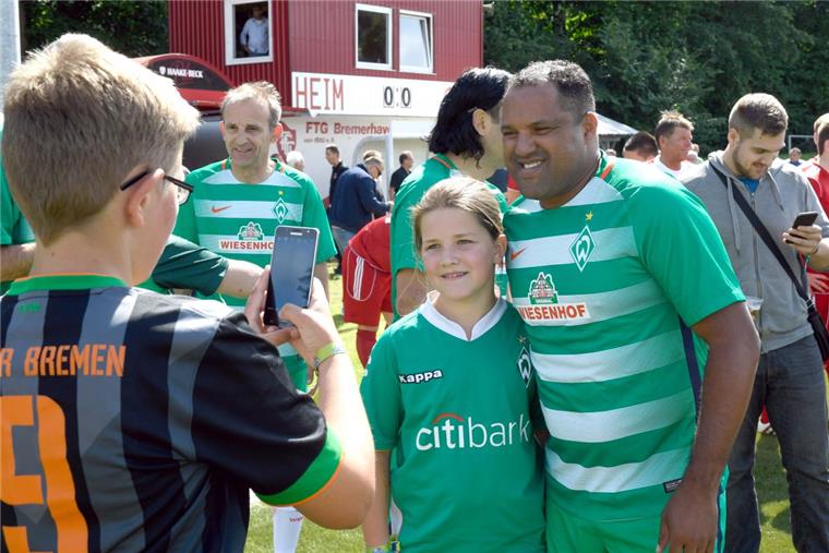 Schon vor dem Spiel ist Werder-Legende Ailton der Star im Bremerhavener Bürgerpark.
