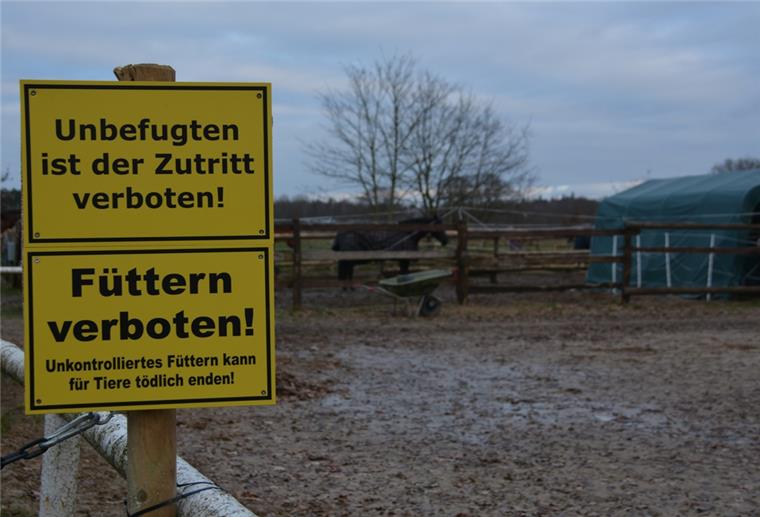 Schon vor dem Vorfall hingen auf dem Gelände des Spadener Reitvereins Schilder mit Warnhinweisen, nach dem Tod von Stute Whisky wurden diese noch einmal erweitert.