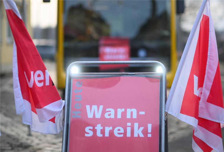  Ein Schild mit der Aufschrift «Warnstreik» 