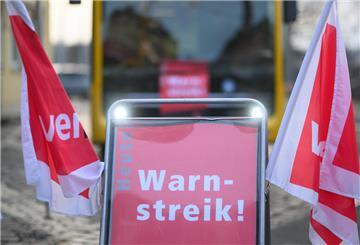  Ein Schild mit der Aufschrift «Warnstreik» 