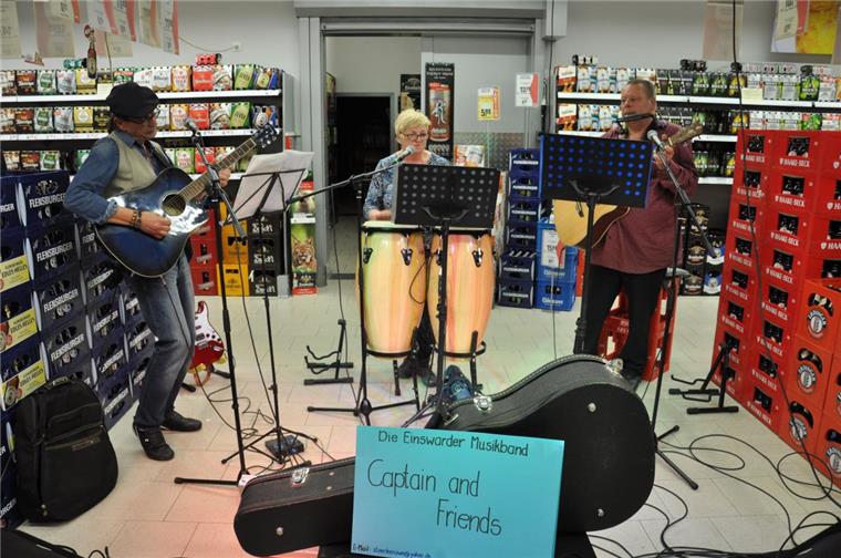 Schon zum dritten Mal findet die "Lange Nacht der schönen Künste" statt. 2016 machte die Band Captain and Friends den Getränkekauf zu einem einmaligen Erlebnis.
