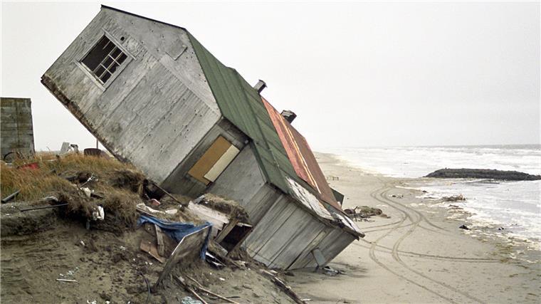 Kein Kontakt zu Russland: Herber Schlag für AWI-Forscher Abgestürztes Haus an aufgetauter Küste in Alaska
