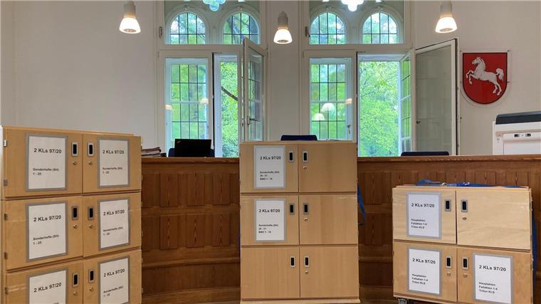 Schränke mit Prozessakten zu Bilanzmanipulationen beim Möbelkonzern Steinhoff stehen im Landgericht Oldenburg.