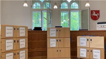 Schränke mit Prozessakten zu Bilanzmanipulationen beim Möbelkonzern Steinhoff stehen im Landgericht Oldenburg.