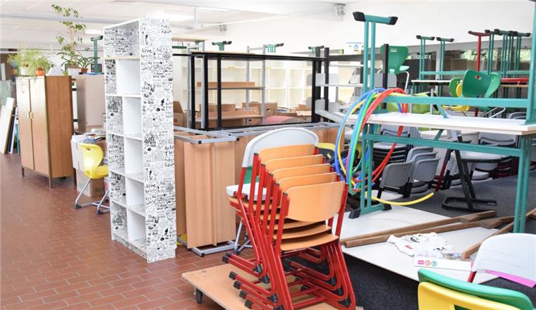 Schränke, Stühle und Tische stehen derzeit in der Aula der Oberschule in Selsingen. Nach dem Umbau des Traktes für Neunt- und Zehntklässler finden sie ihren Platz in helleren und freundlicheren Räumen. 