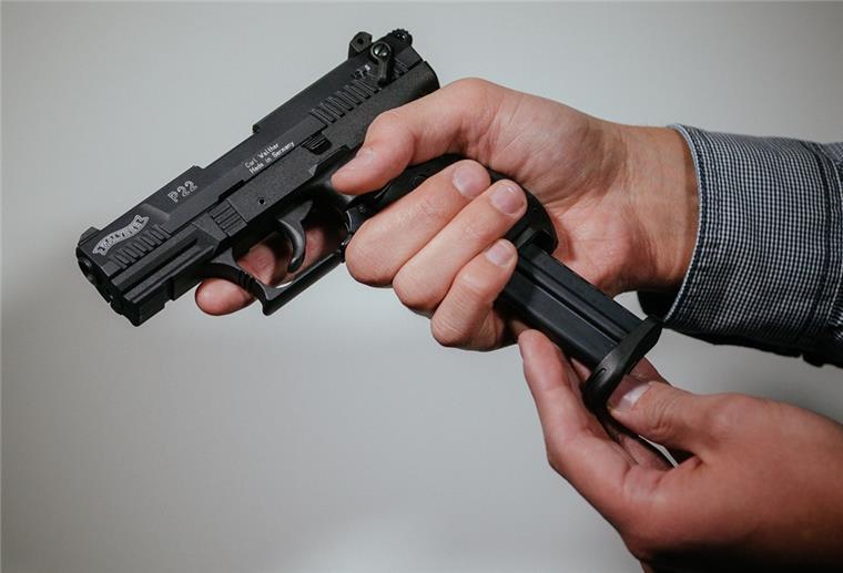 Ein Mann lädt eine Schreckschuss-Pistole «Walther P22» mit einem Magazin. 