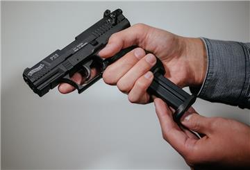 Ein Mann lädt eine Schreckschuss-Pistole «Walther P22» mit einem Magazin. 