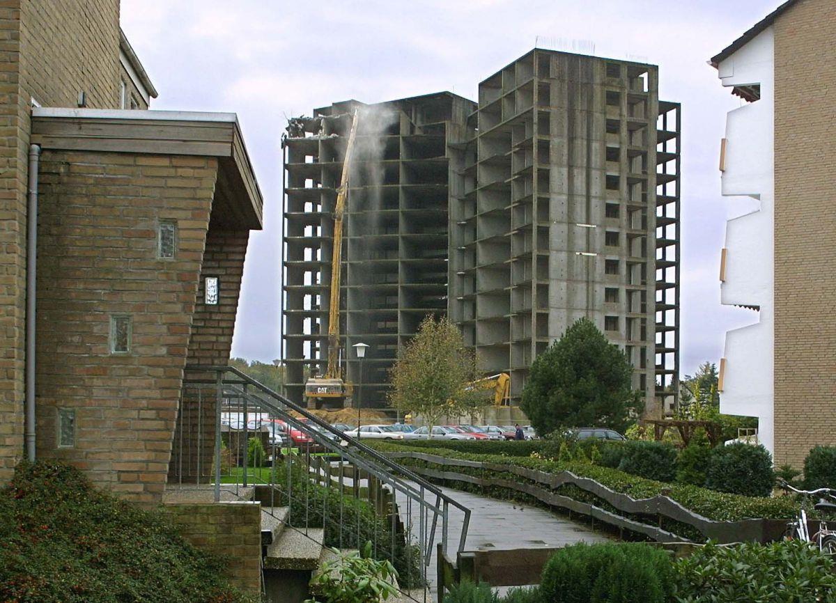 Weihnachtswunder im Cuxland: Als die Hochhaus-Ruine in Stotel fiel Schritt für Schritt biss sich der Bagger durch den harten Beton: Der Abriss der Hochhaus-Ruine, die 30 Jahre lang unfertig in den Stoteler Himmel ragte, war Ende 2001 für die Bewohner ein echtes Weihnachtswunder.