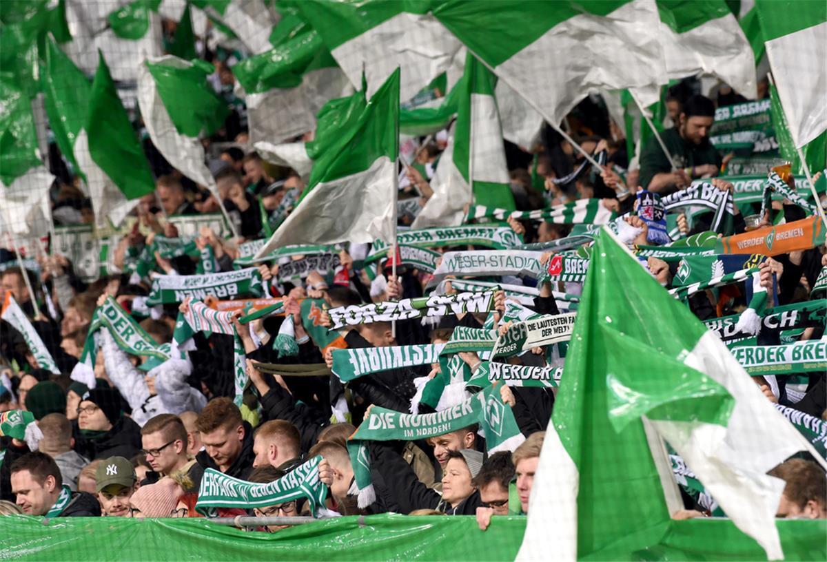 Werder Bremen will Rauchen im Weserstadion eindämmen Die Fans von Werder mit Fahnen bei der Vereinshymne.