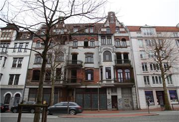 Schrott-Immobilie an der Hafenstraße 42. Die Stadt nimmt eine Ersatzmaßnahme vor.  