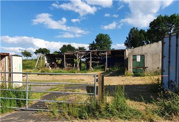 Schrottreif: Der Zustand dieses seit Jahren verwaisten landwirtschaftlichen Hofes ist schon länger bedenklich.