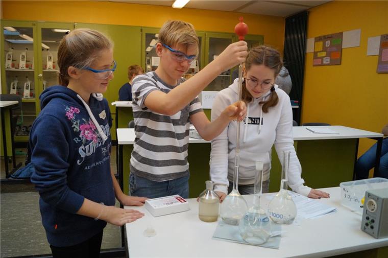 Schüler analysieren die Wasserqualität der Weser.