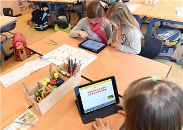 Schüler brauchen bei der Nutzung digitaler Medien im Unterricht Geduld:  Keine der Bremerhavener Grundschulen verfügt bisher über schnelles Internet.  