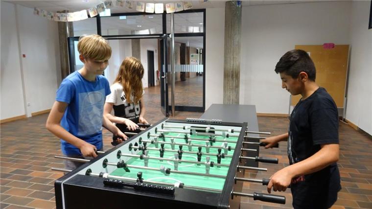 Schüler der Gauß-Schule Zeven – hier beim Tischfußball in der Pausenhalle – können schon bald bis zum Abitur an der IGS bleiben. 