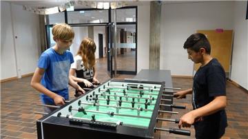 Schüler der Gauß-Schule Zeven – hier beim Tischfußball in der Pausenhalle – können schon bald bis zum Abitur an der IGS bleiben. 