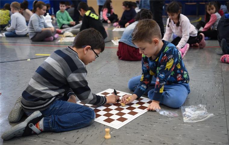 Schüler der Grundschule an der Glockenstraße spielen Schach. 