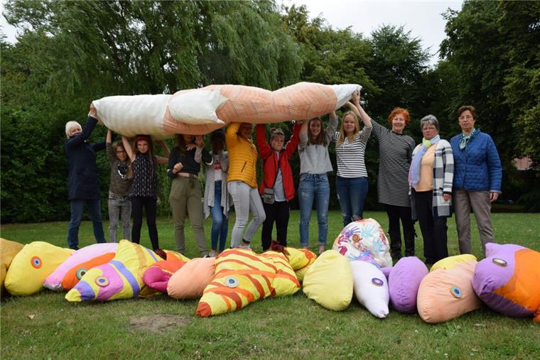 Schüler der Zinzendorfschule mit ihren selbstgenähten Goldfischen. Die Idee zu dem Projekt hatte Christiane Ahlers (3. von rechts).