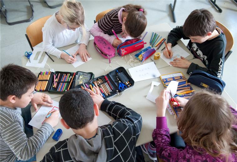 Schüler einer 5. Klasse sitzen an einer Gruppenarbeit. In Tarmstedt könnte eine neue freie Schule entstehen, wenn sich dafür ein geeignetes Grundstück findet.