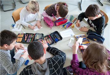 Schüler einer 5. Klasse sitzen an einer Gruppenarbeit. In Tarmstedt könnte eine neue freie Schule entstehen, wenn sich dafür ein geeignetes Grundstück findet.