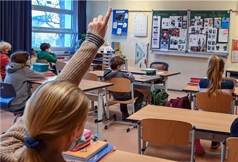 Schüler sitzen mit Abstand zueinander im Unterricht.