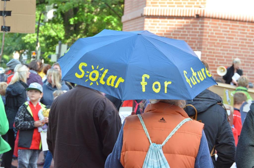 Schüler und Mitarbeiter der Selsinger Helga-Leinung-Schule demonstrierten am Fre...