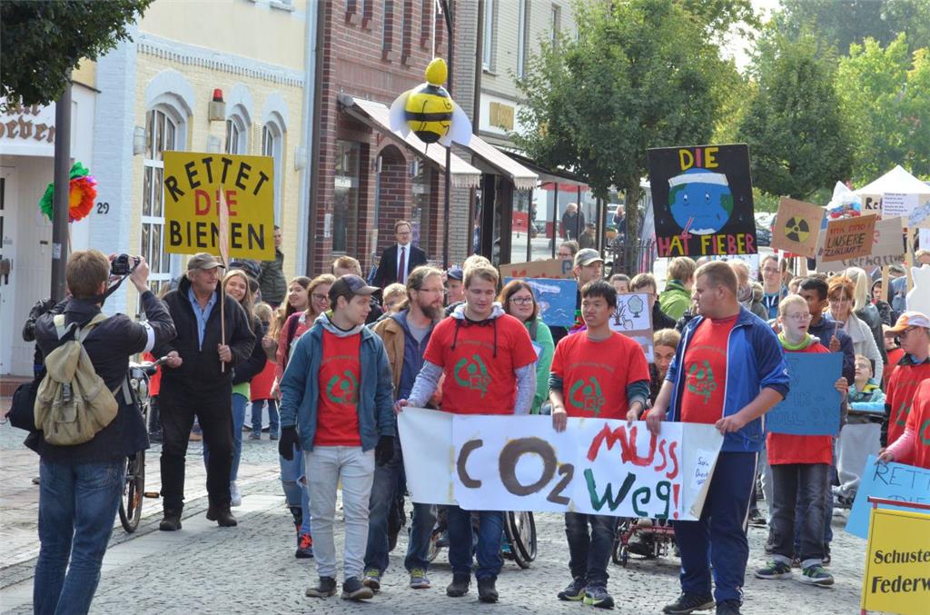 Schüler und Mitarbeiter der Selsinger Helga-Leinung-Schule demonstrierten am Fre...