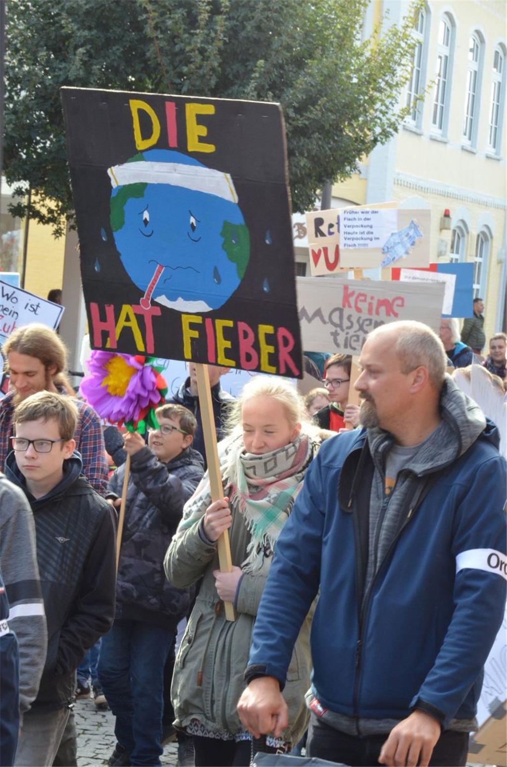 Schüler und Mitarbeiter der Selsinger Helga-Leinung-Schule demonstrierten am Fre...
