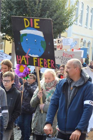 Schüler und Mitarbeiter der Selsinger Helga-Leinung-Schule demonstrierten am Fre...
