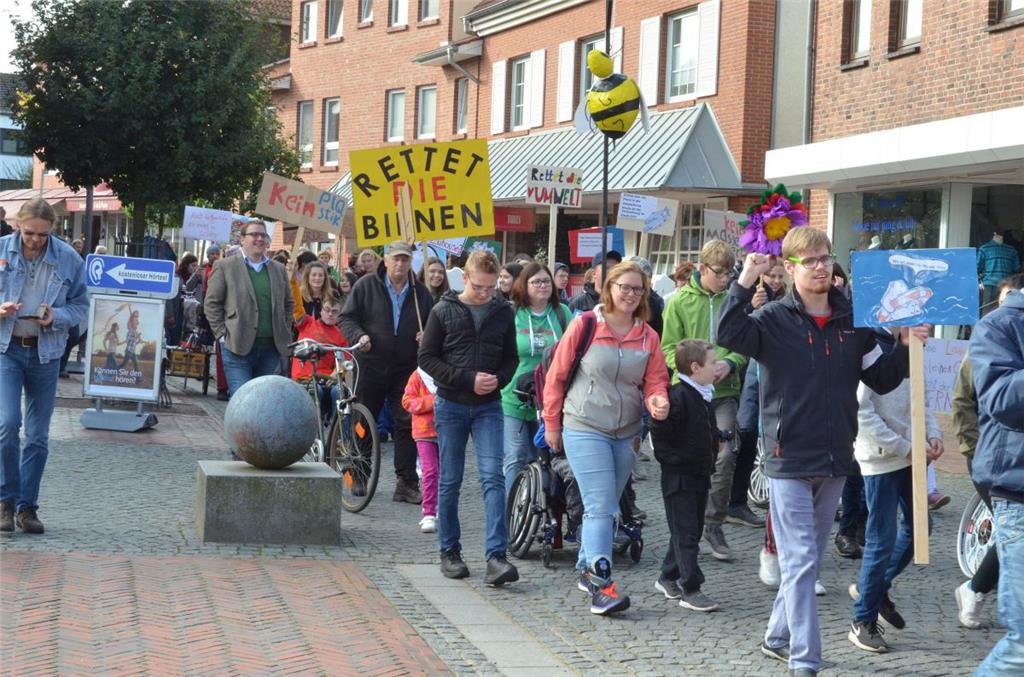 Schüler und Mitarbeiter der Selsinger Helga-Leinung-Schule demonstrierten am Fre...
