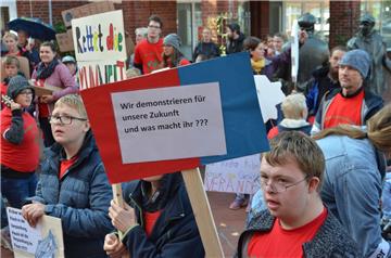 Schüler und Mitarbeiter der Selsinger Helga-Leinung-Schule demonstrierten am Fre...