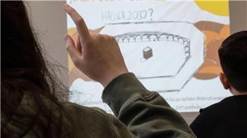 Schüler und Schülerinnen nehmen am islamischen Religionsunterrichts teil.