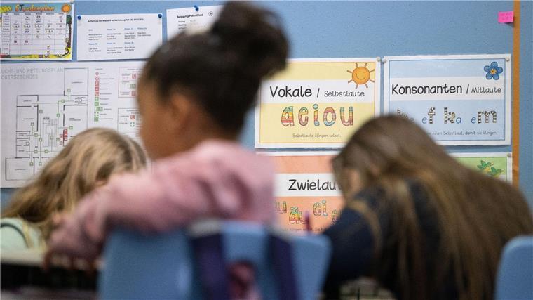 Zweite Studie zu Bleiwerten bei Schülern im Kreis Goslar Schülerinnen einer vierten Klasse nehmen am Unterricht teil.