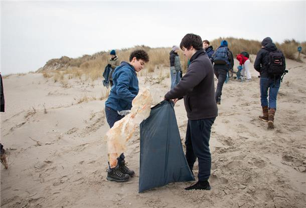 Schülerinnen und Schüler der Hermann Lietz-Schule auf Spiekeroog sammeln Meeresmüll am Strand der Insel ein. Bei der fast vierstündigen Aufräumaktion kurz vor dem Beginn der Brutzeit im Nationalpark Wattenmeer kamen rund sechs Kubikmeter Müll zusammen. 