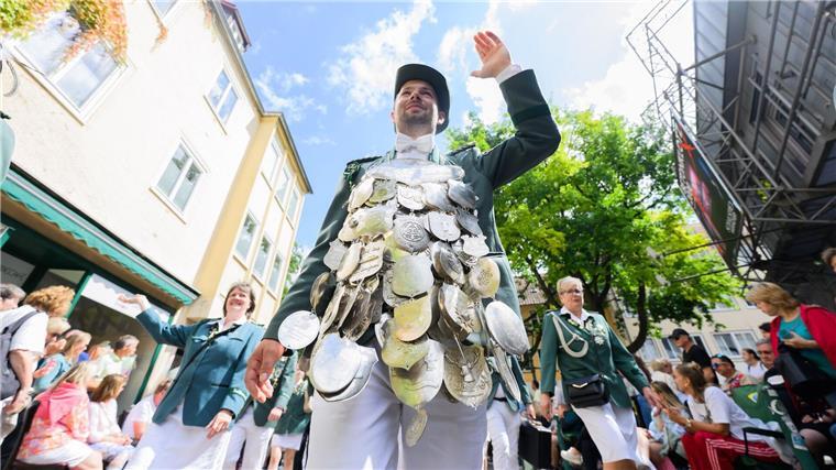 Schützen, Feuerwehrleute und Mitglieder anderer Vereine marschierten in Hannover zum Schützenplatz.