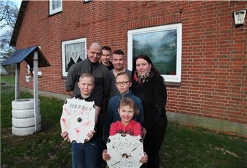 Schützenfamilie mit vier Königen: Mutter Darinka Küsel, Vater Christian und die Kinder Miguel (links), Joel (rechts daneben), Kilian (zwischen den Eltern), Leeann (vorne) und Kevin (hinten).