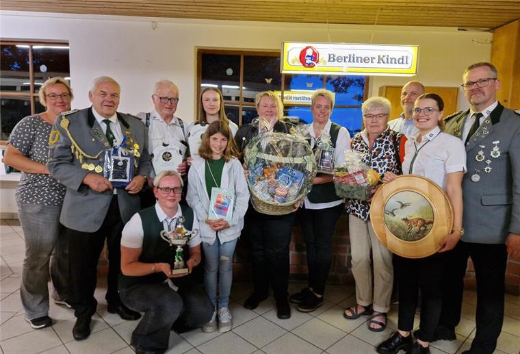 Köhlen: Neue Majestäten bei Herbstschützenfest ermittelt Schützenpräsident Rainer Müller (rechts) stellt sich gern zum Foto mit den erfolgreichen Schützen des Köhlener Herbstschützenfests.