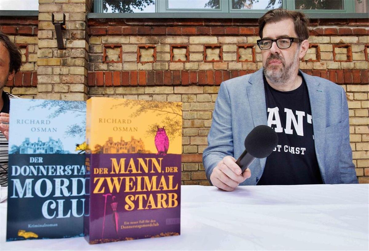 Schuf die bekannte Krimireihe: Richard Osman.
