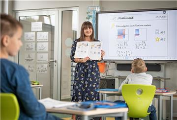 Schule der Zukunft: Lehrerinnen aus Bremerhaven und Geestland stellen besondere Lernprojekte vor. Grundschullehrerin Alisa Döscher aus Drangstedt arbeitet mit digitalen Lernmitteln wie Activeboard und Videoübungen. Foto: Hartmann